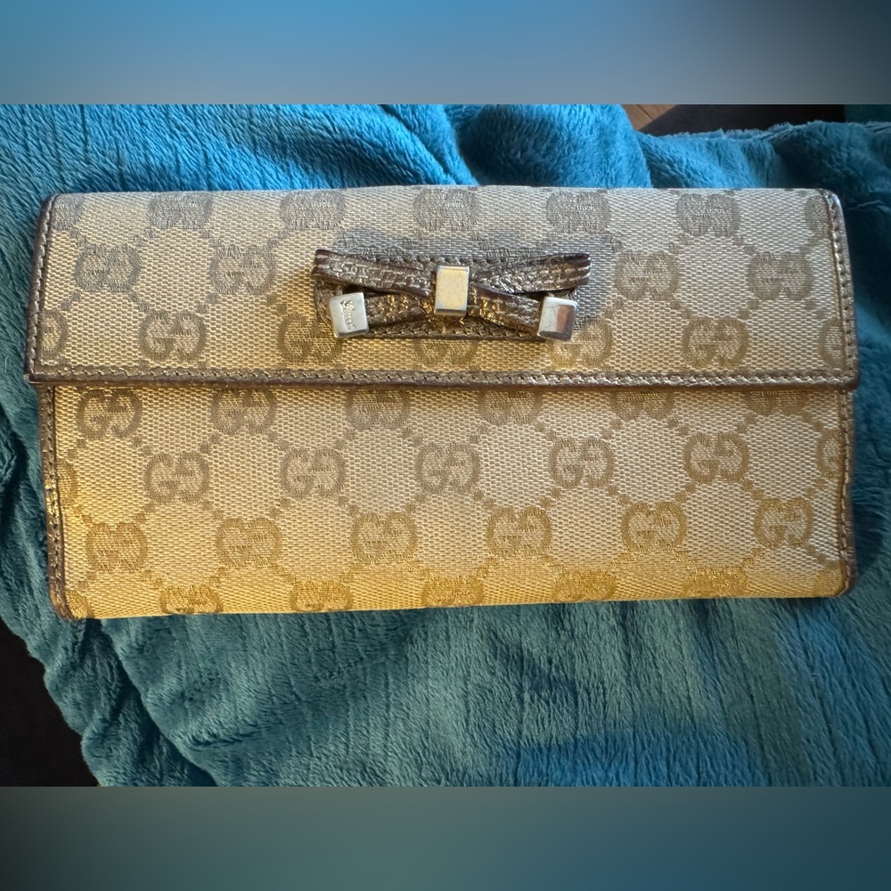 GUC Gucci authentic gold trimmed wallet!  Double sided! Normal wear